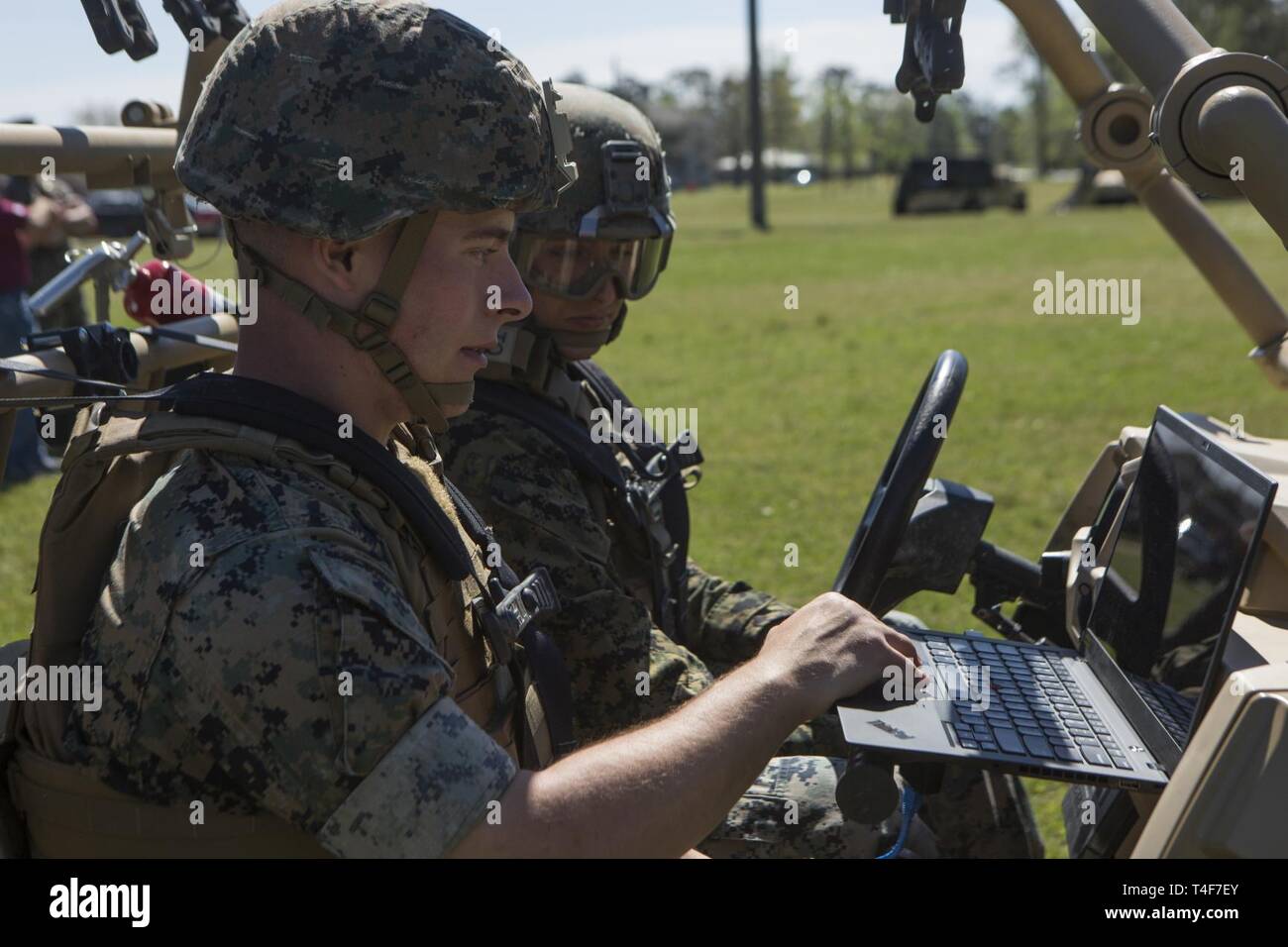 Us-Marines mit 2Nd Marine Division Test ein Small Form Factor Satellitenkommunikation (Satcom) Unterwegs (Sotm) Gerät, wenn es mit einem Dienstprogramm Aufgabe Fahrzeug (Utv) auf Camp Lejeune in North Carolina, 10. April 2019 beigefügt. Die CopaSAT Storm ist ein Ersatz für das aktuelle Netzwerk auf dem Verschieben (NOTM) System, das eine bessere Kommunikation Dienstleistungen Marines' können stationär oder Vorwärts eingesetzt. Stockfoto