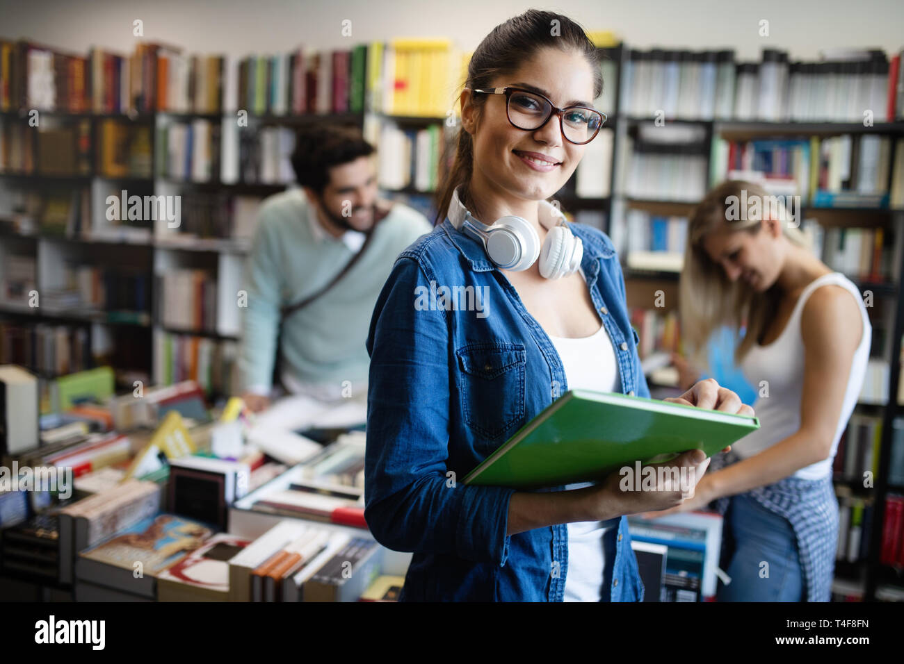 Glückliche junge Studenten Freunde studieren mit Bücher an der Universität Stockfoto