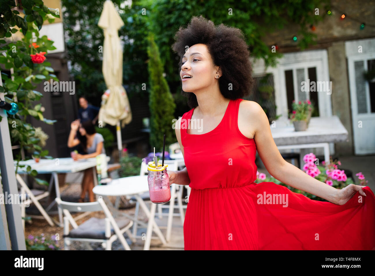 Sommer Lifestyle Fashion Portrait von eleganten schwarzen Frau mit Getränk Stockfoto