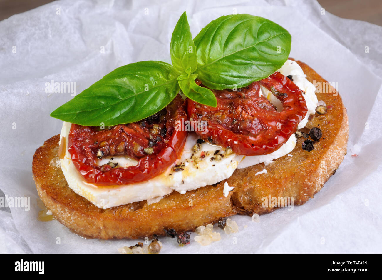 Bruschetta mit Schafskäse und getrockneten Tomaten Scheiben gewürzt Stockfoto