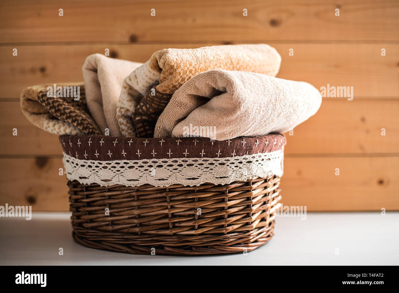 Korb mit Handtücher auf Holz- Hintergrund Stockfotografie - Alamy