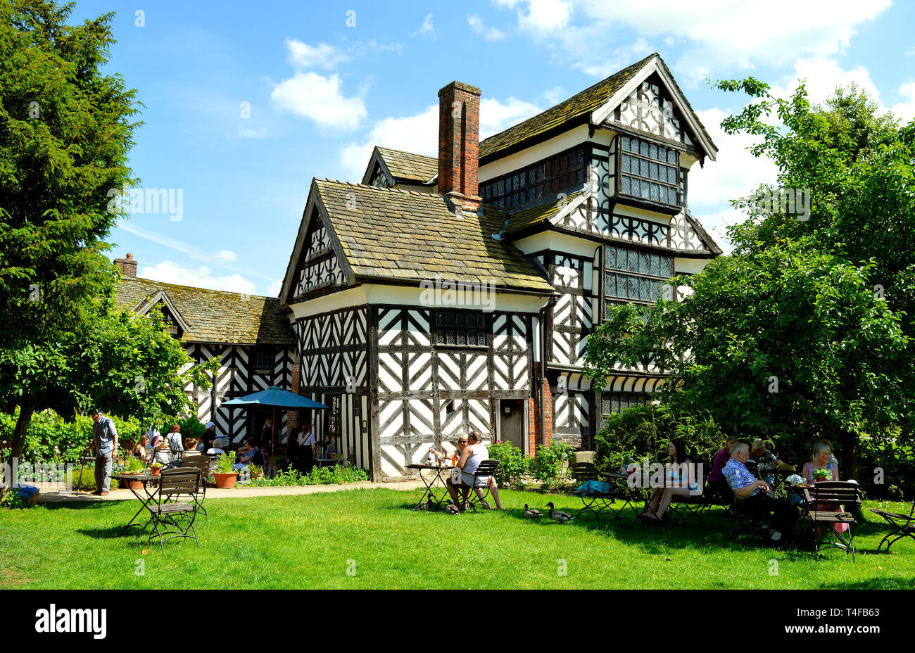 Touristen, die in Little Moreton Hall ein fachwerkhaus Manor House in Cheshire Stockfoto
