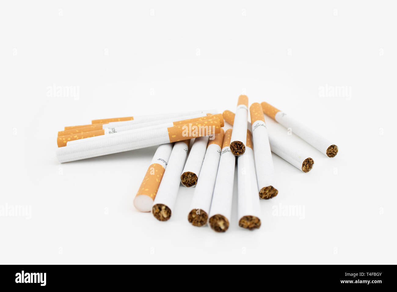 Zigarren auf weißem Hintergrund. Gefilterte Zigaretten. Der Tabak kann  zahlreiche Schäden im Organismus verursacht Stockfotografie - Alamy