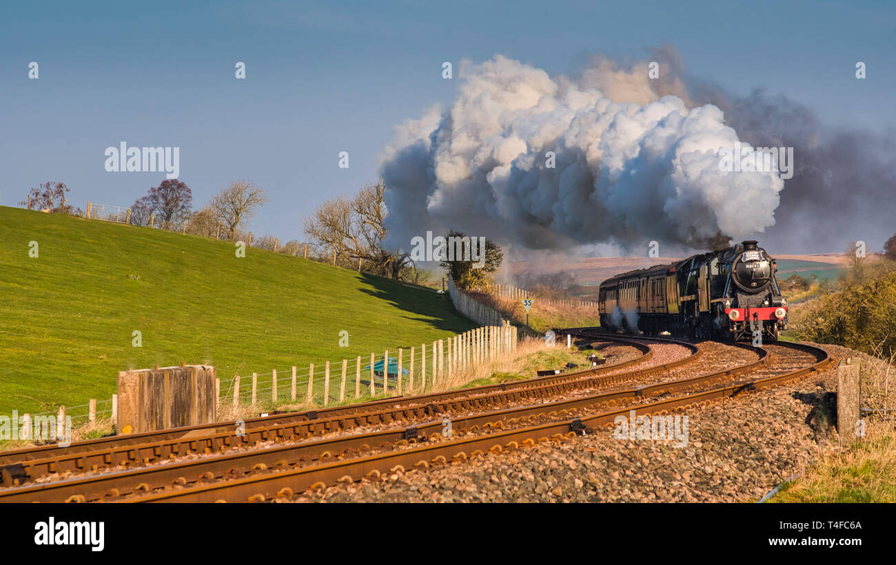 Doppelte überschrift Steam Train unter der Leitung von einem Schwarzen 5 48151 und der britischen Indien Leitung 35018 nachgestellte nach Clapham in den Yorkshire Dales Stockfoto