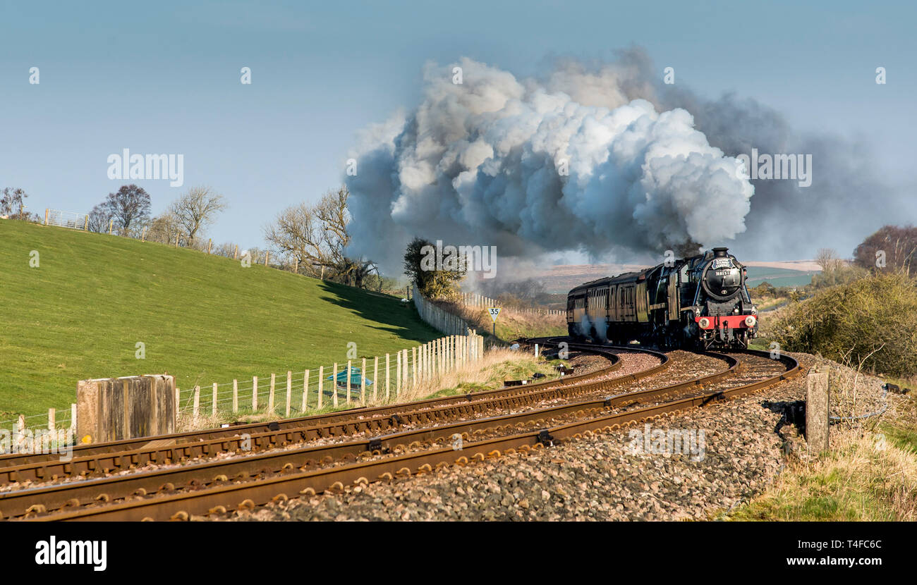 Doppelte überschrift Steam Train unter der Leitung von einem Schwarzen 5 48151 und der britischen Indien Leitung 35018 nachgestellte nach Clapham in den Yorkshire Dales Stockfoto