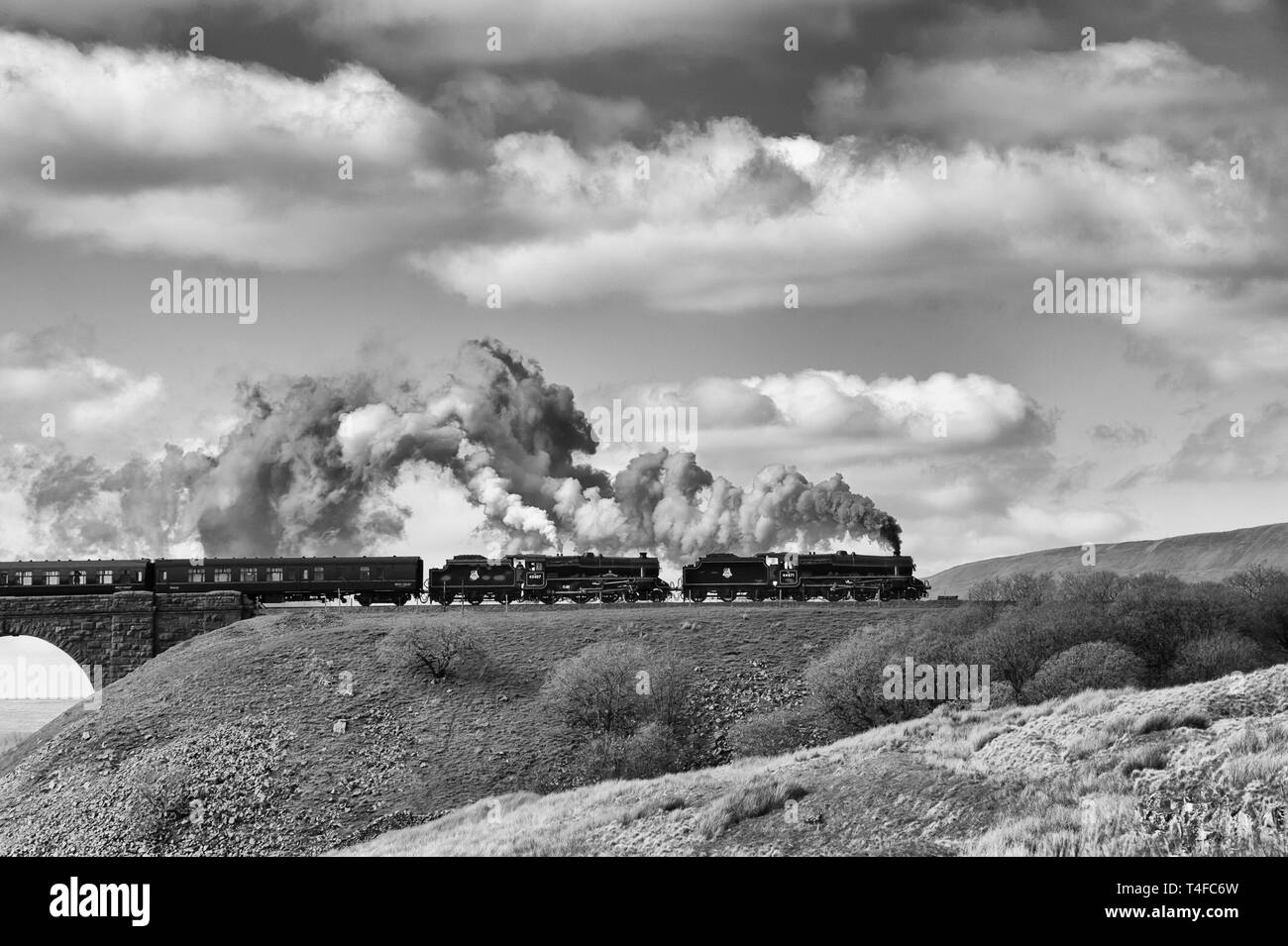 Doppelte überschrift Dampfzug [44871 +45407] das ikonische Ribblehead Viadukt überqueren in die North Yorkshire Dales auf der Bahnstrecke nach Carlisle vereinbaren. Stockfoto