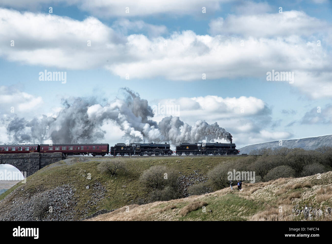 Doppelte überschrift Dampfzug [44871 +45407] das ikonische Ribblehead Viadukt überqueren in die North Yorkshire Dales auf der Bahnstrecke nach Carlisle vereinbaren. Stockfoto