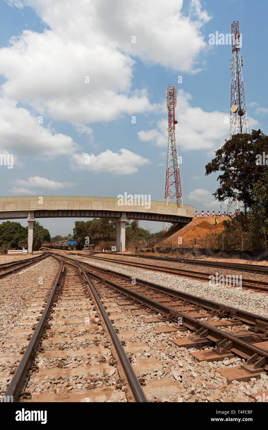 Rail Kopf & Port Operations für die Verwaltung und den Transport von Eisenerz. Neue Straße & Fußgänger-Überführung Brücke für Dorf und um zu verhindern, dass Erz Zug halten ups Stockfoto