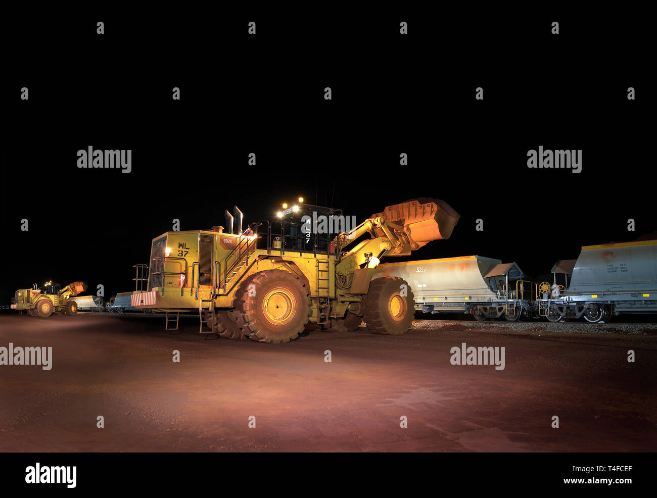 Rail Leiter Operations bei mir mit neuen Wagen auf dem Zug mit Hämatit Eisenerz bestand in der Nacht geladen wird, bevor Sie nach Port für den Verkauf im Ausland Stockfoto