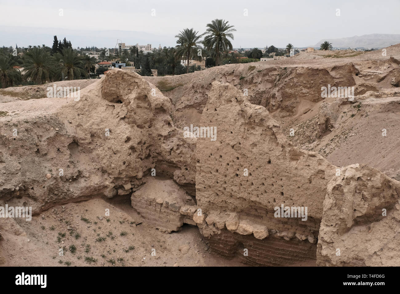 Baugrundlagen wurden in Tell es-Sultan, einem UNESCO-Weltkulturerbe, gefunden, prähistorische Ruinen einer der ältesten bekannten dauerhaften Siedlungen, die aus dem Jahr 10.000 v. Chr. stammt und als „älteste Stadt der Welt“ bezeichnet wurde, die sich in der Stadt Jericho im Westjordanland, Israel, befindet. Stockfoto