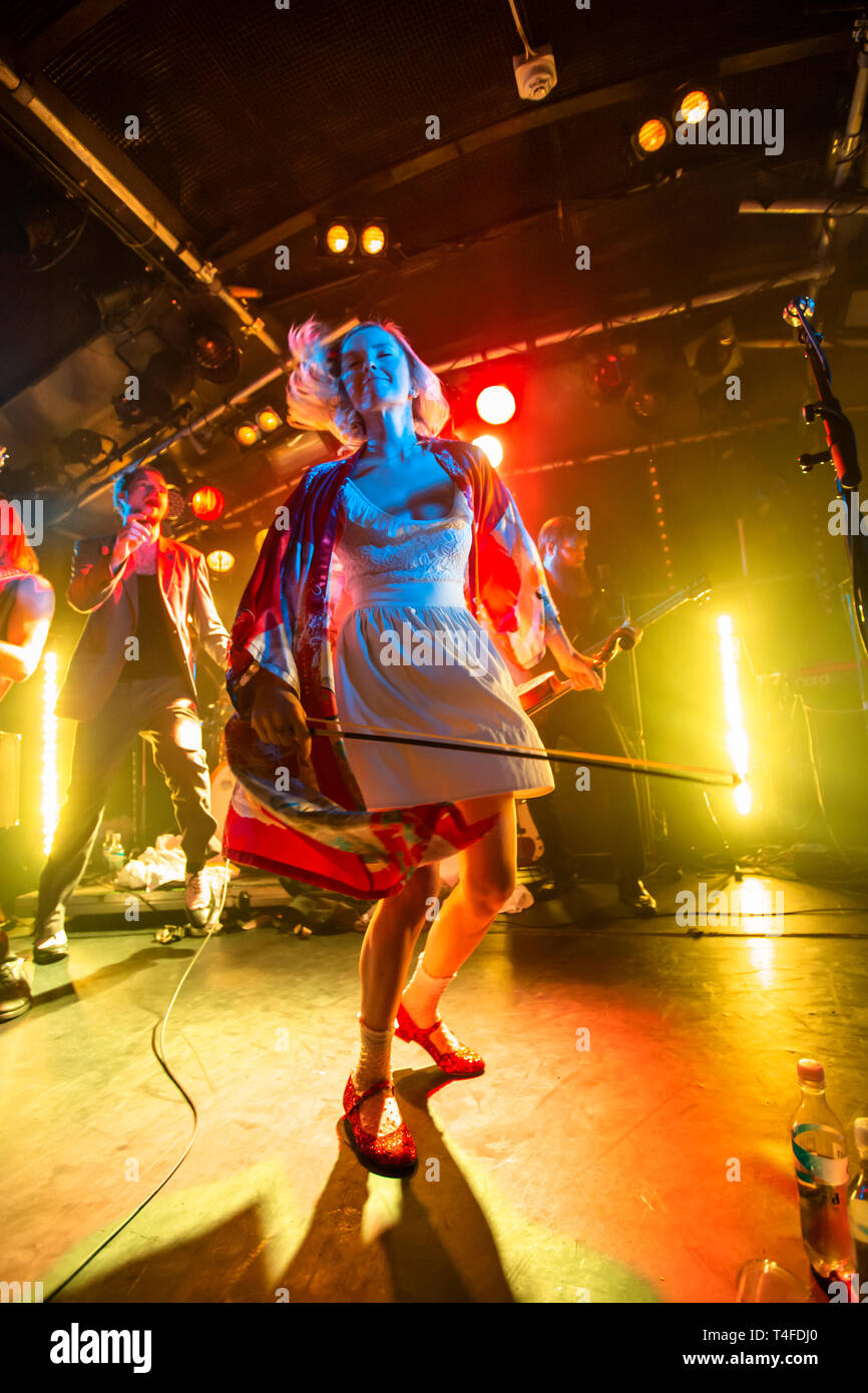 Norwegen, Bergen-Marts 24, 2019. Die norwegische Progressive Rock Band Major Parkinson führt ein Live Konzert in Hulen in Bergen. Hier Geigerin Claudia Cox ist live auf der Bühne gesehen. (Foto: Gonzales Foto - Jarle H. Moe). Stockfoto