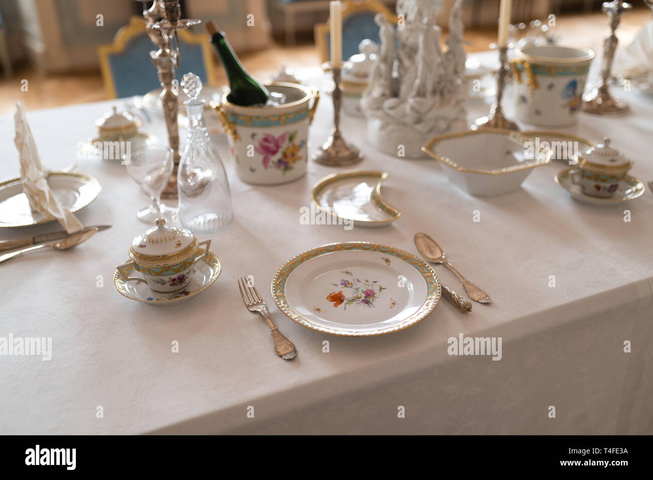 Hochzeit Tischdekoration mit teuren Retro königliche Majestät Porzellan  Geschirr und Besteck in einem Palast Stockfotografie - Alamy