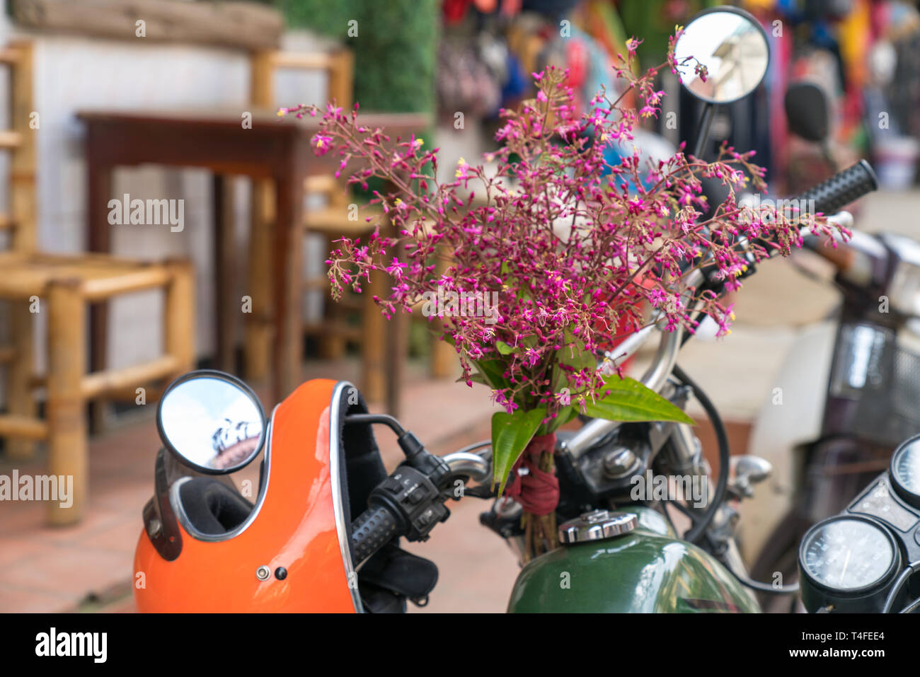 Blumen auf Oldtimer Motorrad Stockfotografie - Alamy