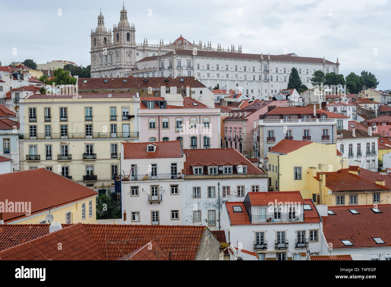 Luftaufnahme von miradouro das Portas Sol im Stadtteil Alfama von Lissabon, Portugal. Kloster von Sao Vicente de Fora auf Hintergrund Stockfoto