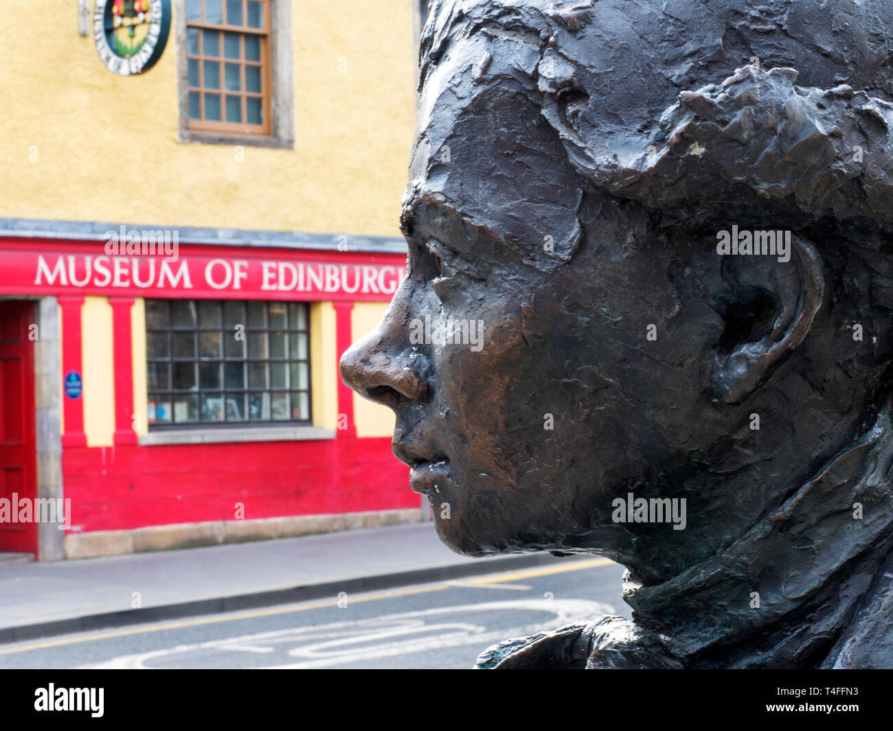 Statue des Dichters gegenüber dem Museum von Edinburgh auf Canongate der Royal Mile in Edinburgh Schottland Stockfoto