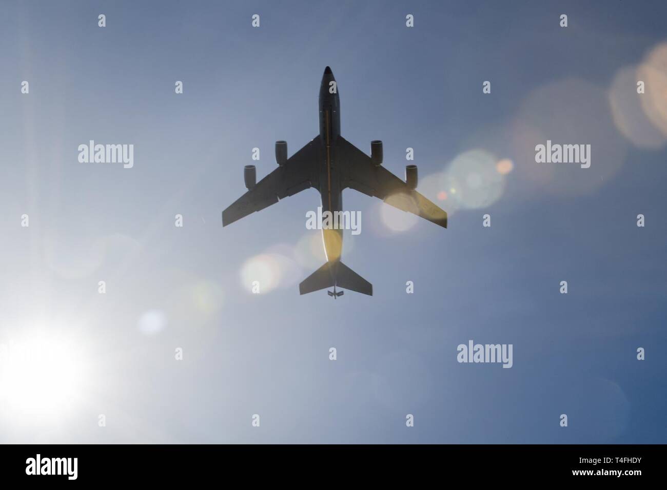 Ein 909 . Air Refuelling Squadron KC-135 Stratotanker zieht, 11. April 2019, bei Yokota Air Base, Japan. Die 909 ARS bietet die Luftbetankung Fähigkeiten US, Verbündete und Partner im pazifischen Raum der Verantwortung. Stockfoto