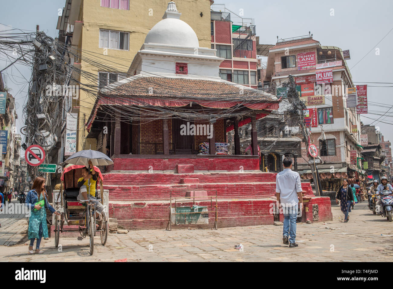 Eine Straße mit einem buddhistischen Tempel in der Innenstadt von Kathmandu, Nepal, am späten Nachmittag. Stockfoto