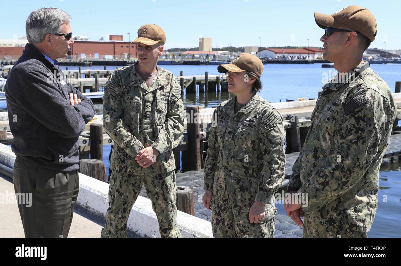 VIRGINIA BEACH, Virginia (10. April 2019) Der Herr Abgeordnete Gregor Slawischen, Links, Assistant Secretary der Marine, Manpower und finden Angelegenheiten, spricht mit den Mitgliedern der Küstengebiete Riverine Squadron 4 vor Touring ein Mark VI Patrouillenboot auf gemeinsame Expeditionary Base wenig Creek-Fort Geschichte als Teil seiner dreitägigen Tour von Hampton Roads naval Befehle und Einrichtungen. Die Coastal riverine Kraft führt Maritime Security Operations über alle Phasen der militärischen Operationen mit der Verteidigung des hochwertigen aktiven, kritischen maritime Infrastruktur, Häfen und Häfen sowohl im Landesinneren und an der Küste Wasserstraßen gegen Feinde Stockfoto