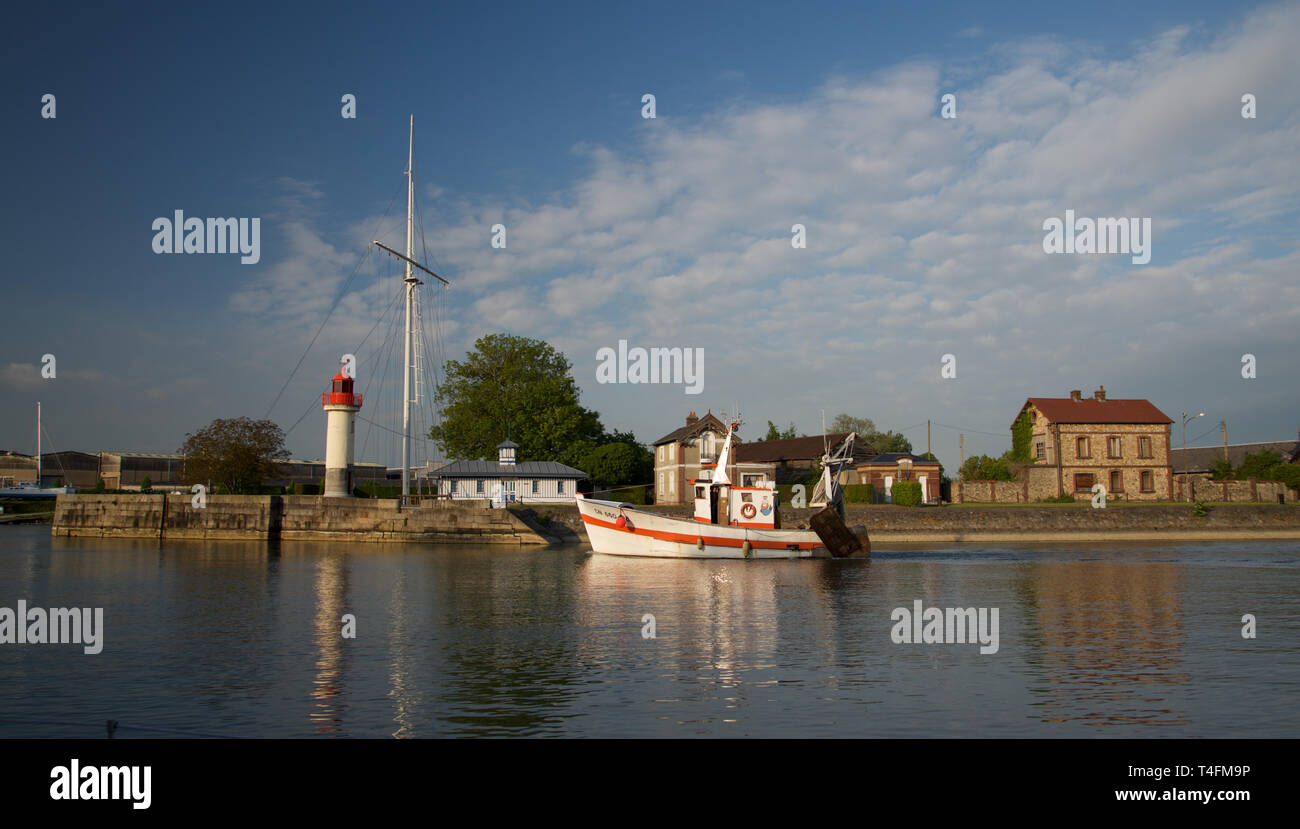 Rote und weiße Fischerboot in einem Kanal in Honfleur, Port de Pêche, Frankreich bei Sonnenuntergang Stockfoto