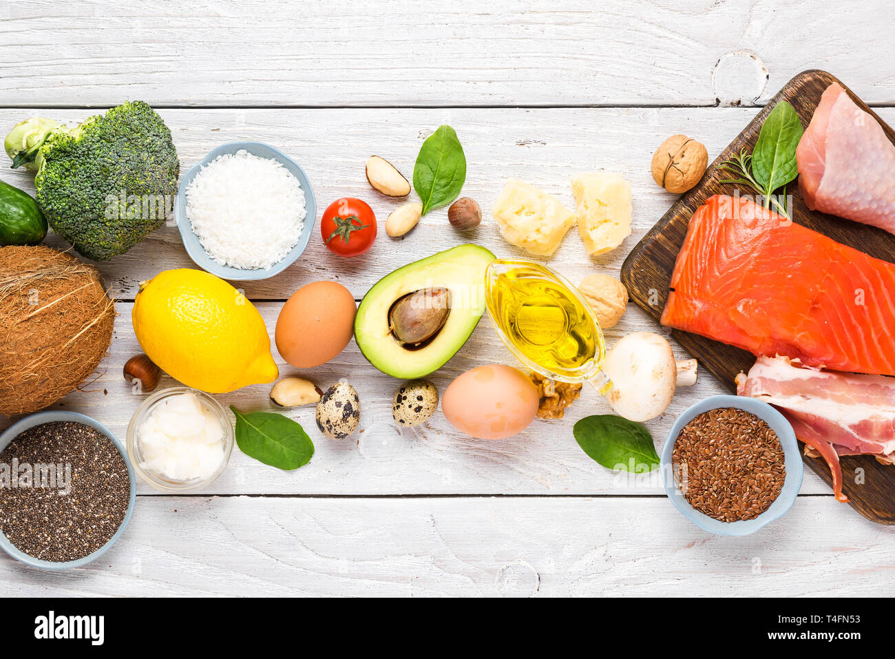 Ketogenic Diät essen. Gesunde Low Carbs Produkte. Keto Diät Konzept. Gemüse, Fisch, Fleisch, Nüsse, Samen, Öl, Käse. top View Stockfoto