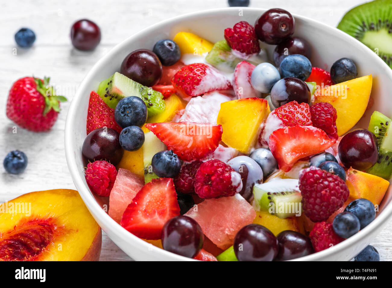 Schüssel gesunder frischer Obstsalat mit Joghurt. Gesunde vegane Ernährung. Diät Konzept. Nach oben Schließen Stockfoto