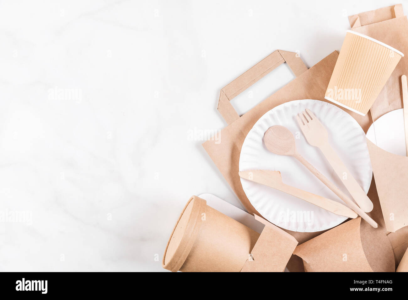 Umweltfreundliche Wegwerf Utensilien aus Bambus Holz und Papier auf weißem Hintergrund. Drapiert, Löffel, Gabel, Messer, Platte mit Pappbechern. top vie Stockfoto