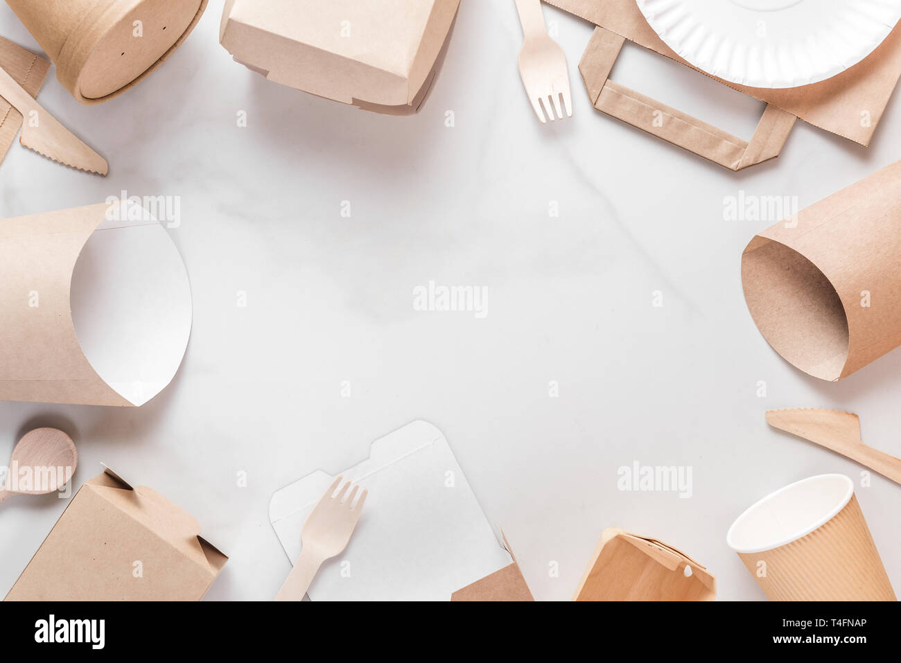 Rahmen aus umweltfreundlichen Einweggeschirr. Pappbecher, Geschirr, Tasche, Fast food Container und bambus holz- Besteck. recycling Konzept. top View Stockfoto