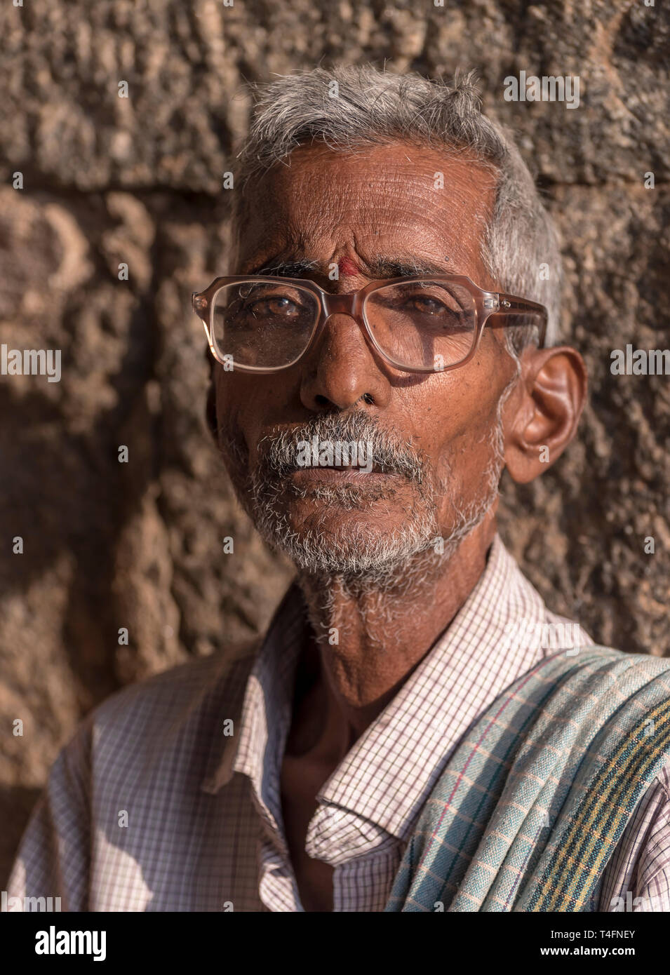 Porträt eines indischen Mann mit Brille, Hampi, Indien Stockfoto