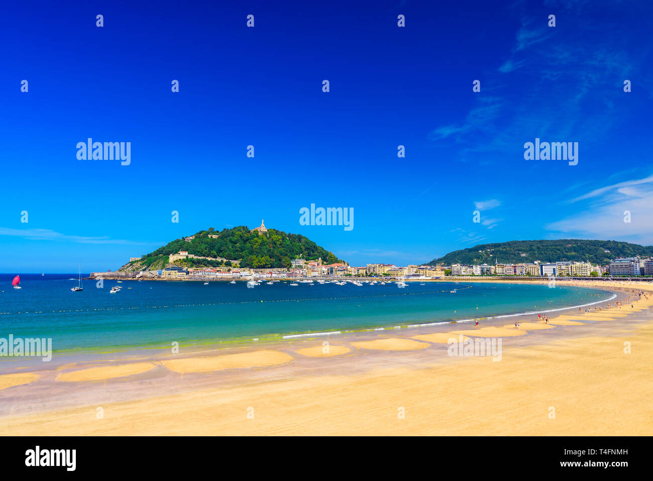 Strand La Concha in San Sebastian Donostia, Spanien. Besten europäischen Strand im sonnigen Tag Stockfoto
