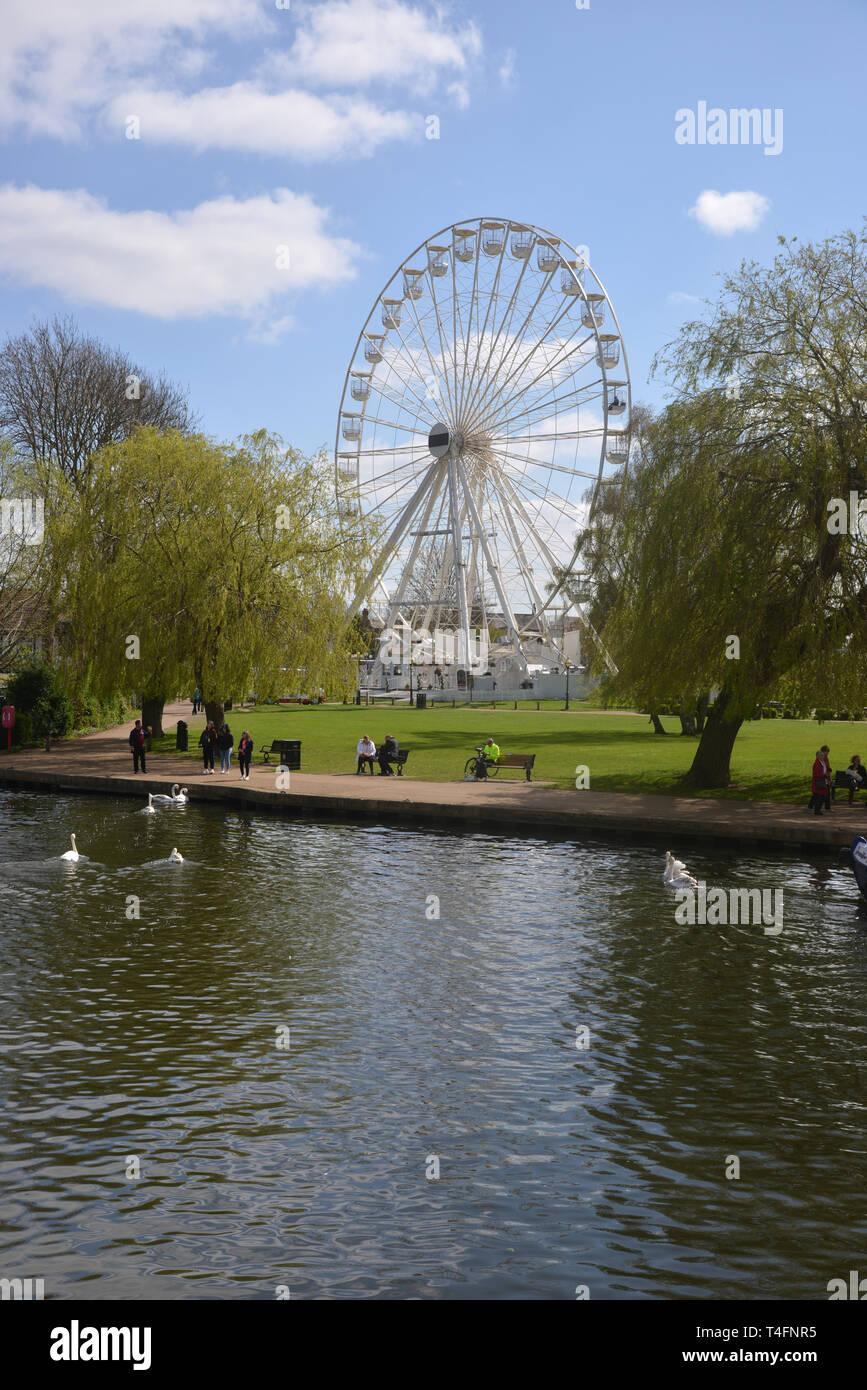 Ein großes Rad oder Riesenrad hat am Ufer des Flusses Avon, Stratford-upon-Avon, Warwickshire konstruiert worden Stockfoto