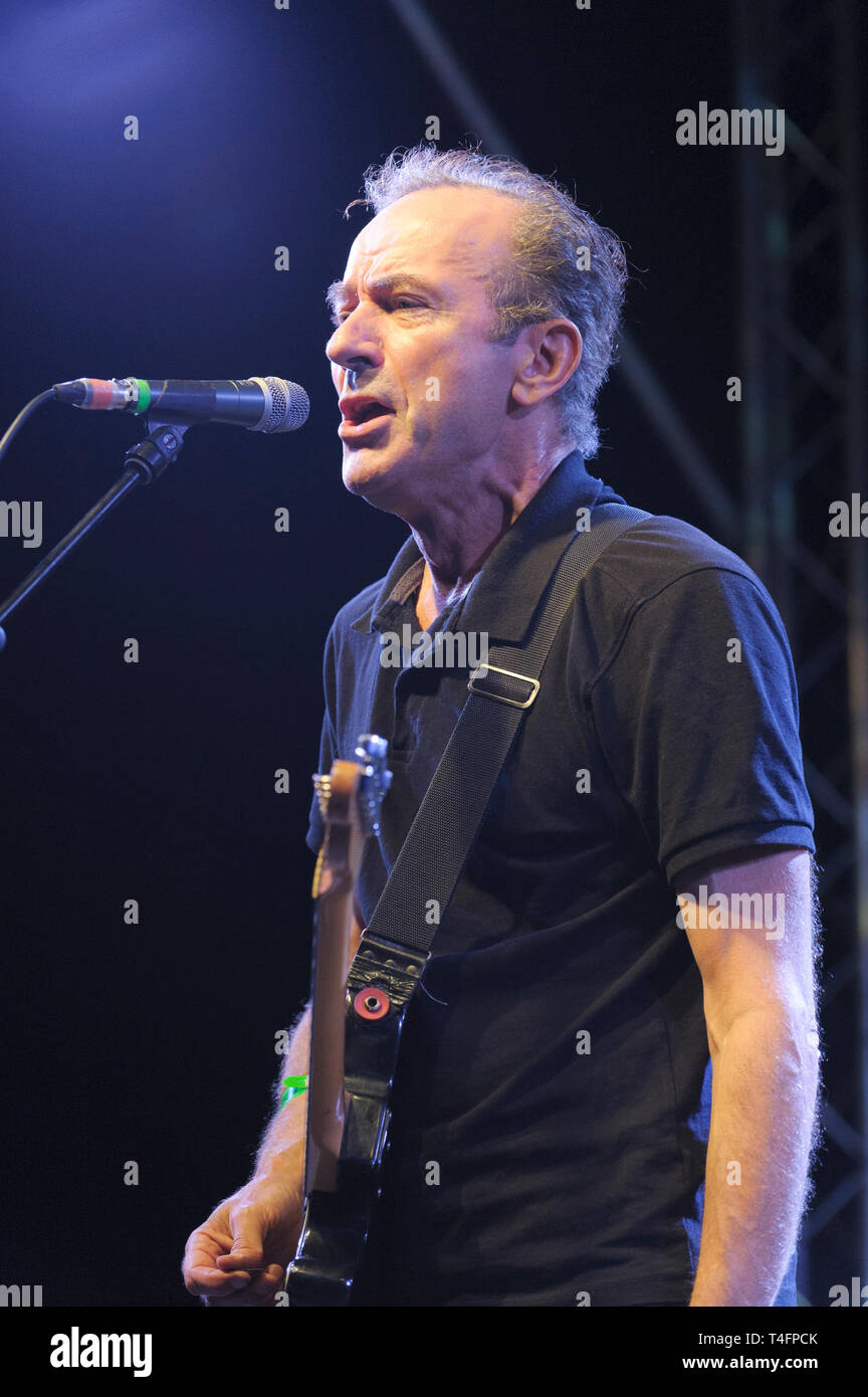 Singer/songwriter Hugh Cornwell früher von den Würgern durchführen am Wickham Festival, UK. August 16, 2014. Stockfoto