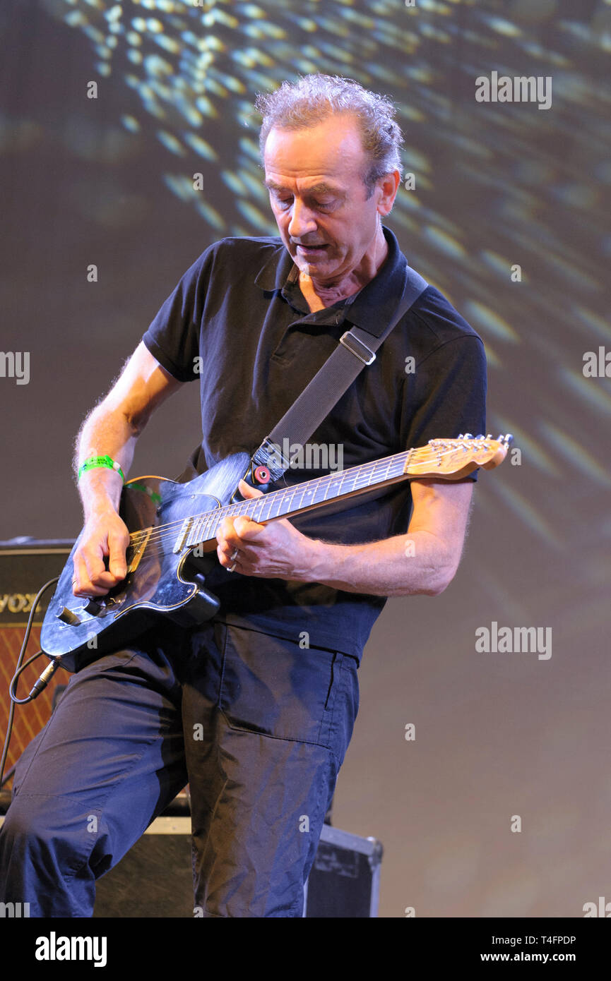 Singer/songwriter Hugh Cornwell früher von den Würgern durchführen am Wickham Festival, UK. August 16, 2014. Stockfoto