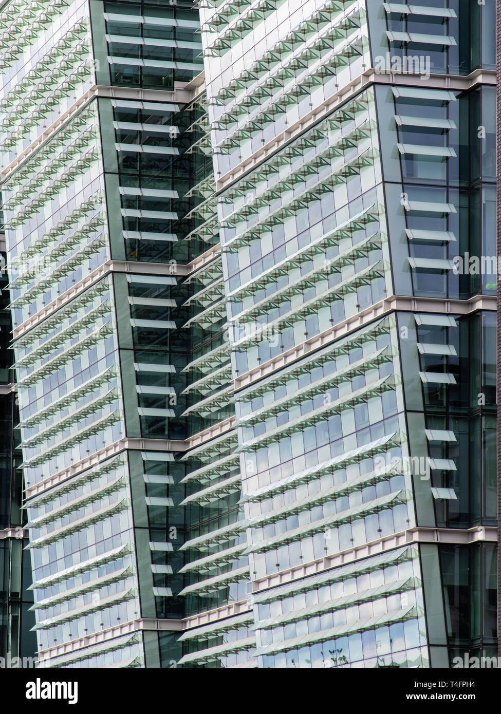 Die schrägen Fenstern an der Seite eines modernen Hochhauses in Birmingham Stockfoto