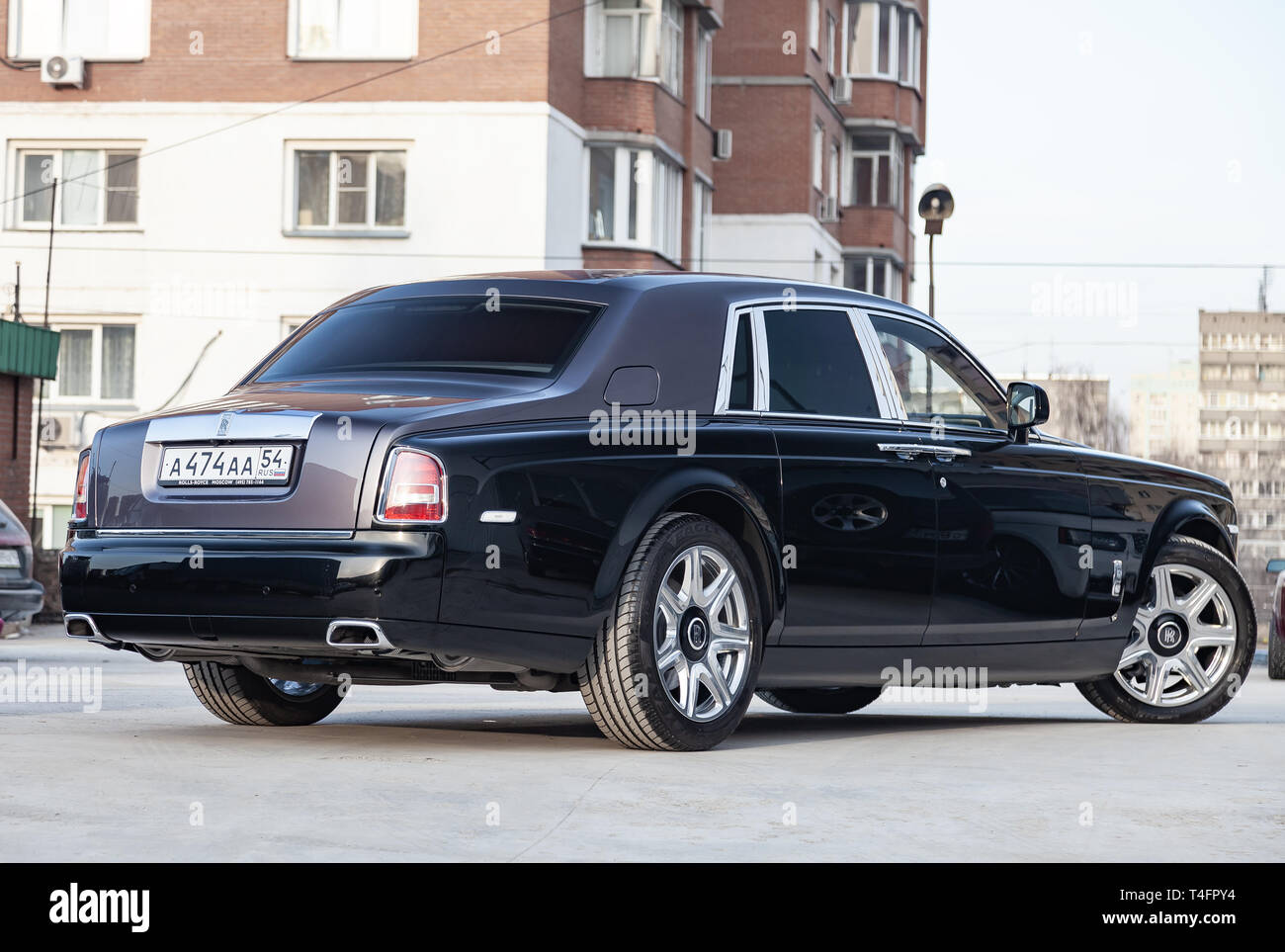 Nowosibirsk, Russland - 04.11.2019: Rückansicht des neuen eine sehr teure Luxus Rolls Royce Phantom Auto, eine lange schwarze Limousine, Modell im Freien, Vorbereitung Stockfoto