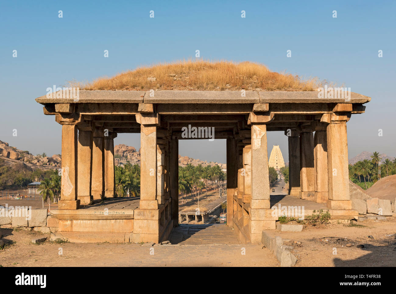 Pavillon am östlichen Ende von Hampi Bazaar, Indien Stockfoto