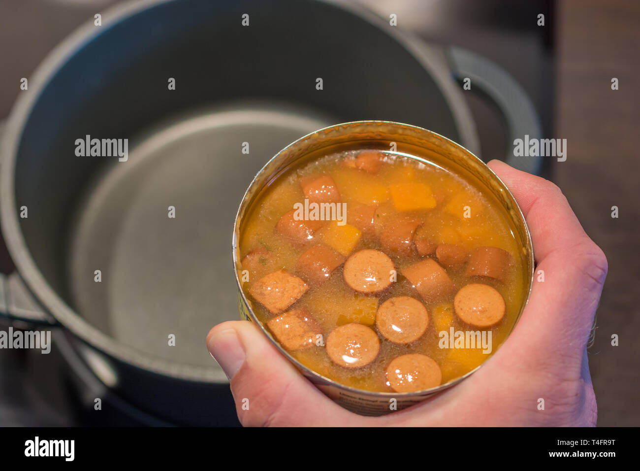 Ungesundes aus der Dose Suppe ist in einem Topf erhitzt Stockfoto