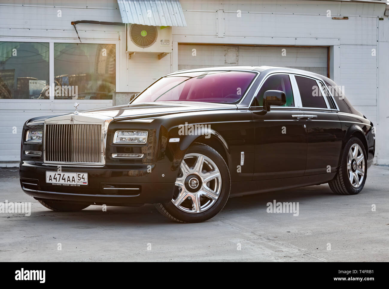 Nowosibirsk, Russland - 04.11.2019: Vorderansicht des neuen eine sehr teure Luxus Rolls Royce Phantom Auto, eine lange schwarze Limousine, Modell im Freien, vorbereitet Stockfoto