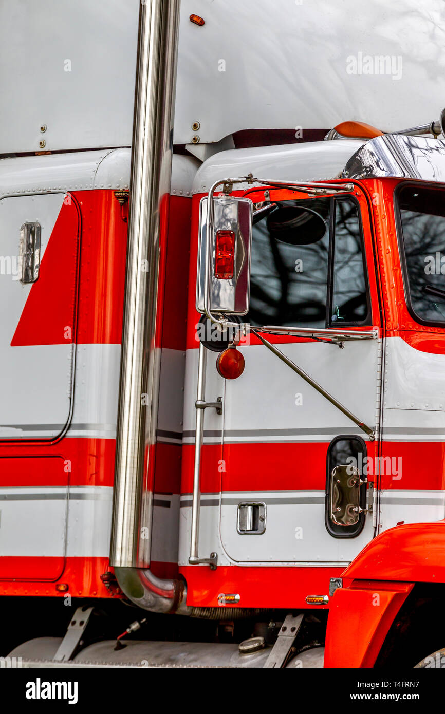 Nahaufnahme der Auspuff an der Seite eines Lkw, roter und weißer Lackierung rund um die Kabine. Stockfoto