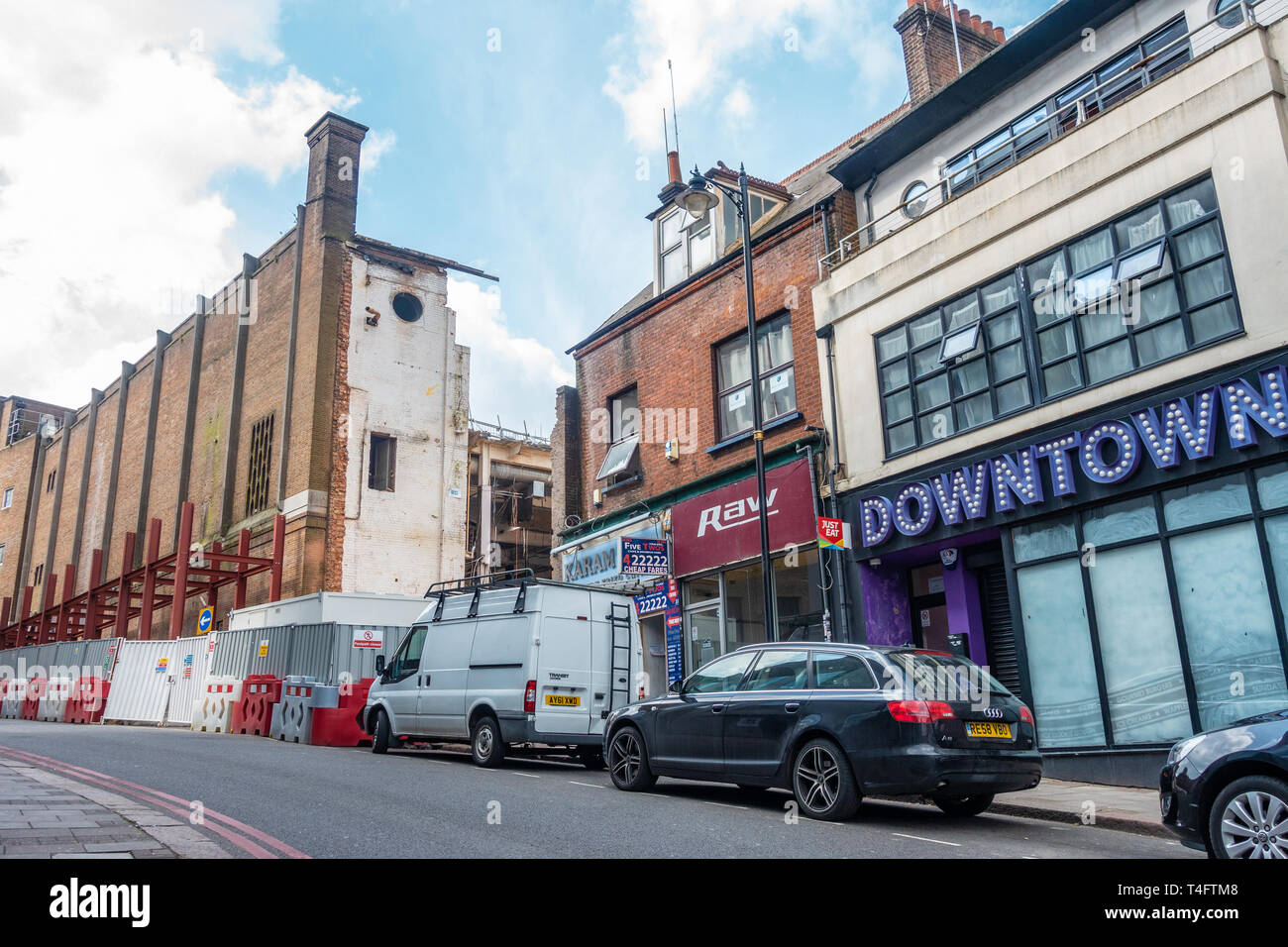 Ein Gebäude auf Gordon Street in Luton wird teilweise abgerissen und eine neue Struktur aus Stahl wird vor gebaut. Stockfoto