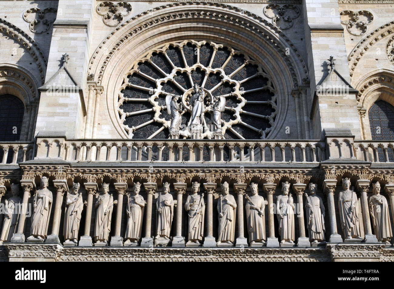 Detail der Westfassade der Kathedrale Notre-Dame de Paris in Paris, die einen Teil der Galerie der Könige (Statuen) und die zentrale Rosette. Stockfoto