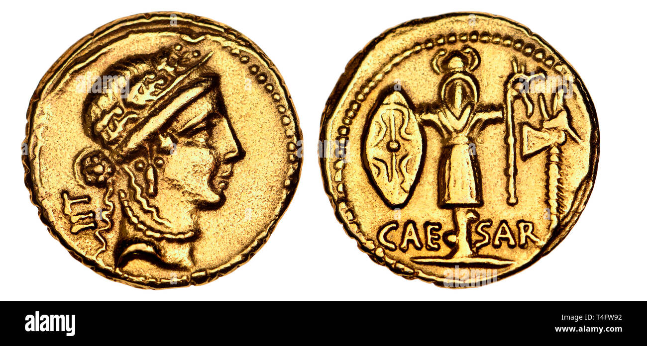Römische Imperatorial Gold Aureus von Julius Caesar (Nachbau). 48-47 BC. Vorderseite: Weiblicher Kopf, wahrscheinlich der Venus. Rückwärtsgang: Trophäe der Gallischen Waffen Stockfoto
