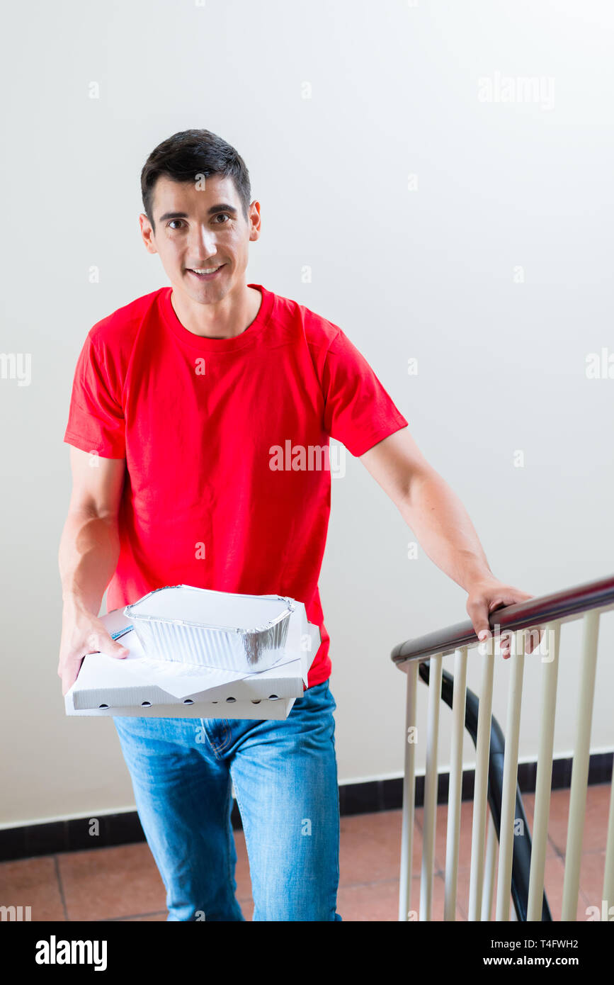 Pizza Händler mit Boxen Stockfoto