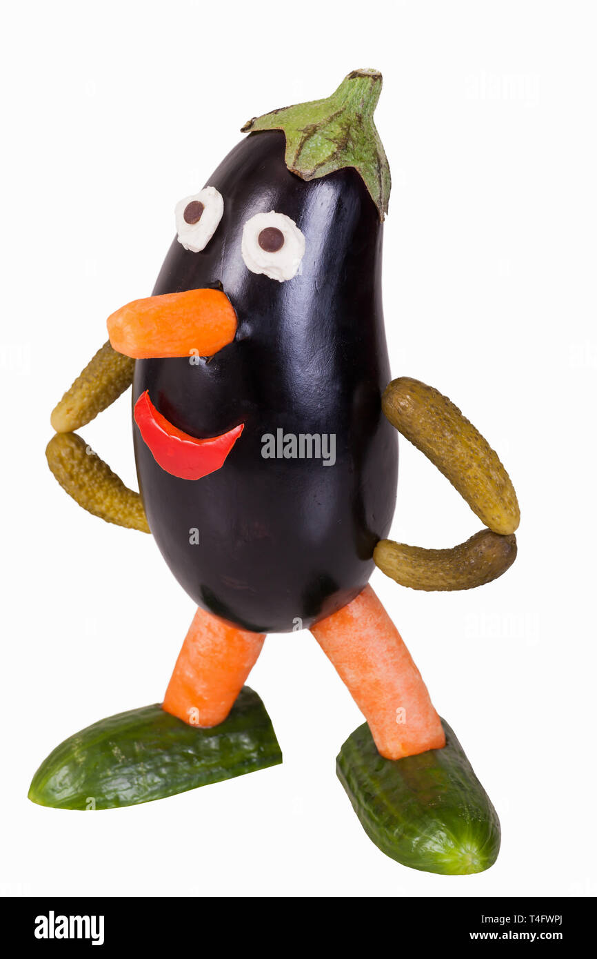 Lustige Figur geschnitzt aus einem auberginen - isoliert Stockfoto