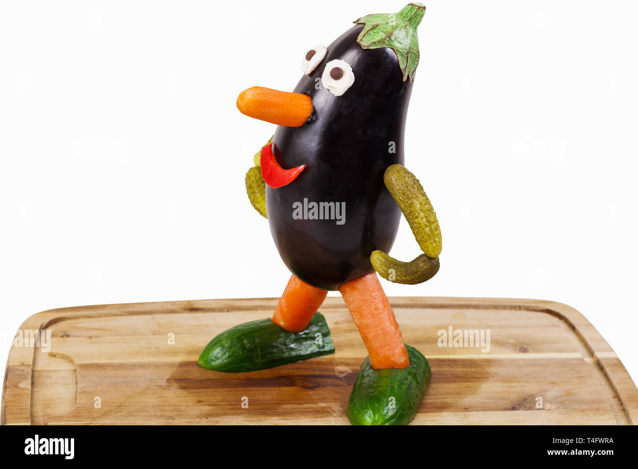 Lustige Figur geschnitzt aus eine Aubergine auf einem Holzbrett - isoliert Stockfoto