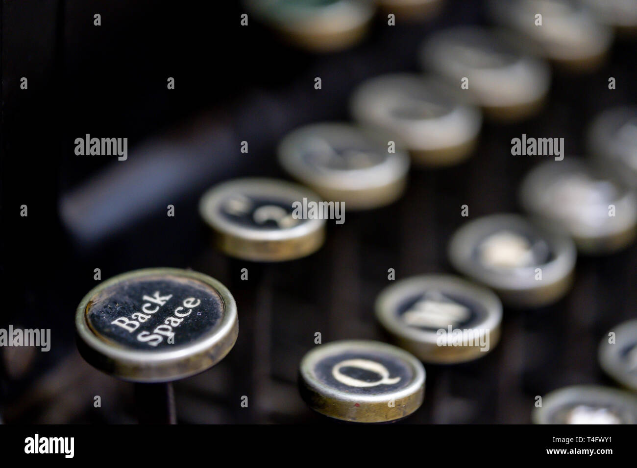 Nahaufnahme von Back Space Taste auf einer alten Schreibmaschine. Stockfoto