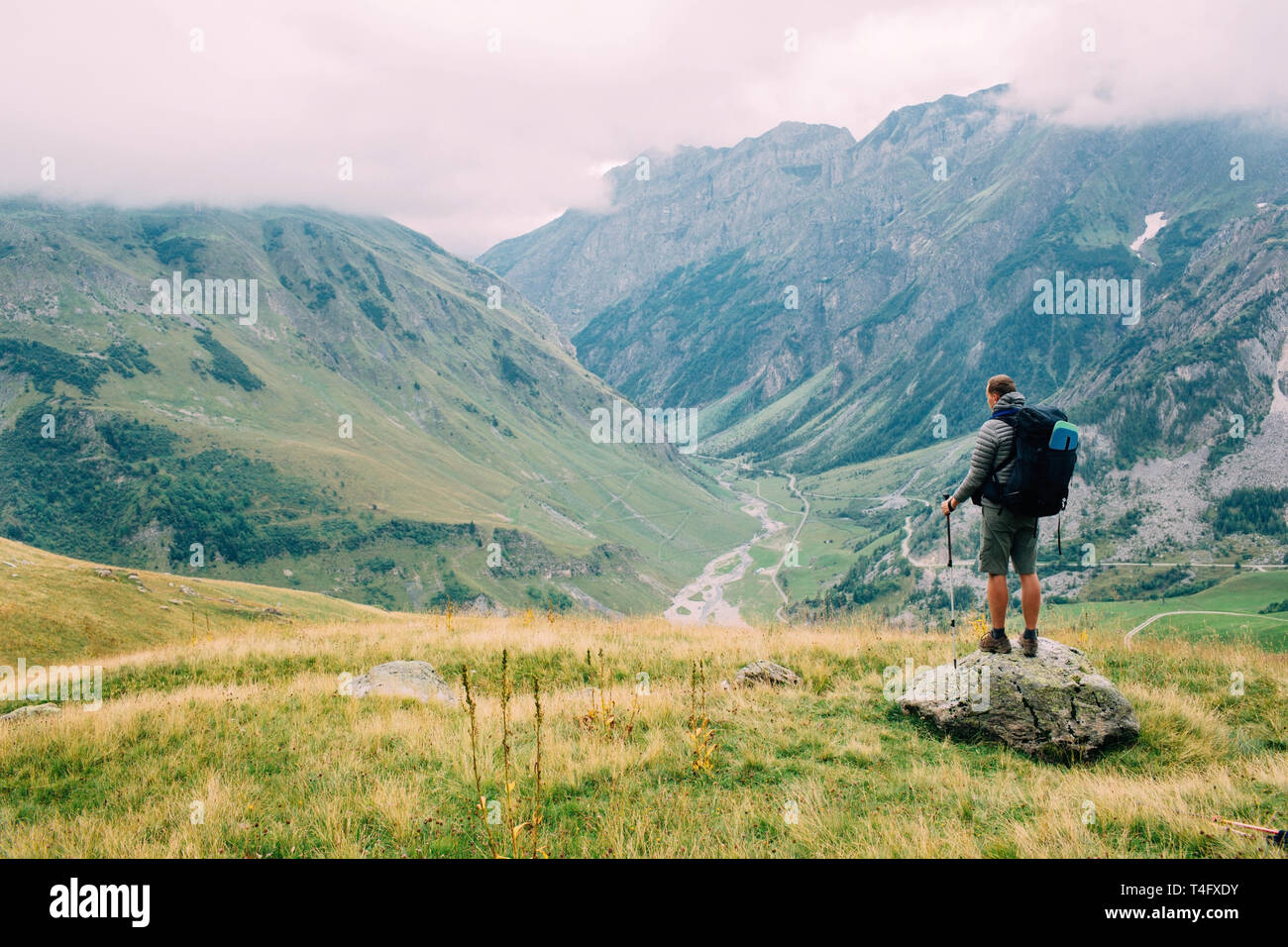 Wanderer mit Rucksack, mit Blick auf die Berglandschaft. Wandern rund um den Mont Blanc Stockfoto