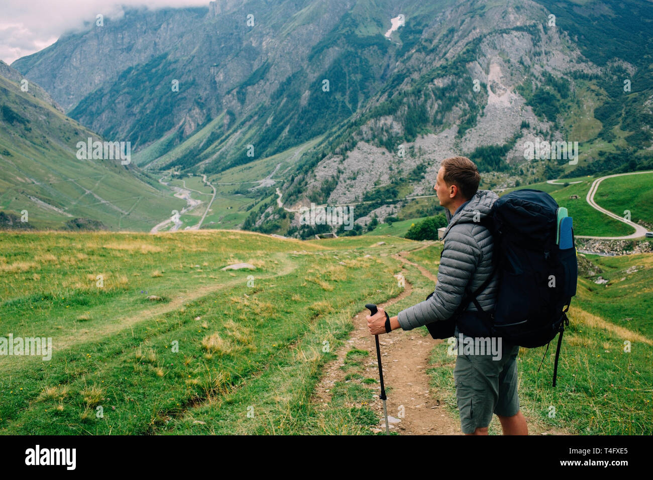 Wanderer mit Rucksack, mit Blick auf die Berglandschaft. Wandern rund um den Mont Blanc Stockfoto