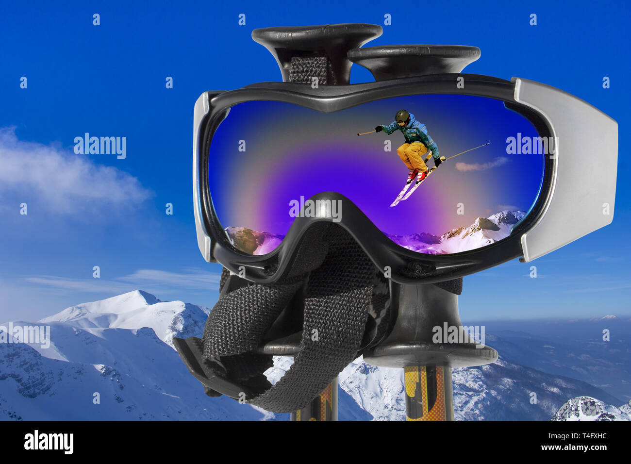 Springen Skifahrer in den Bergen eine Reflexion in Skibrillen Stockfoto