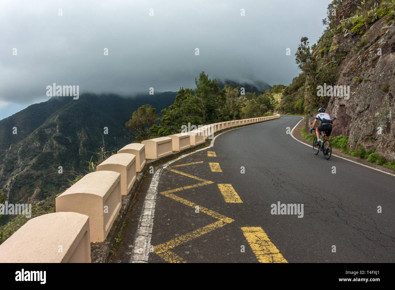 Dramatische Bergblick eines Radfahrers auf ein Rennrad unter der Wolke im  Parque Rural de Anaga Park, auf der TF-12 Strae, Teneriffa Stockfotografie  - Alamy