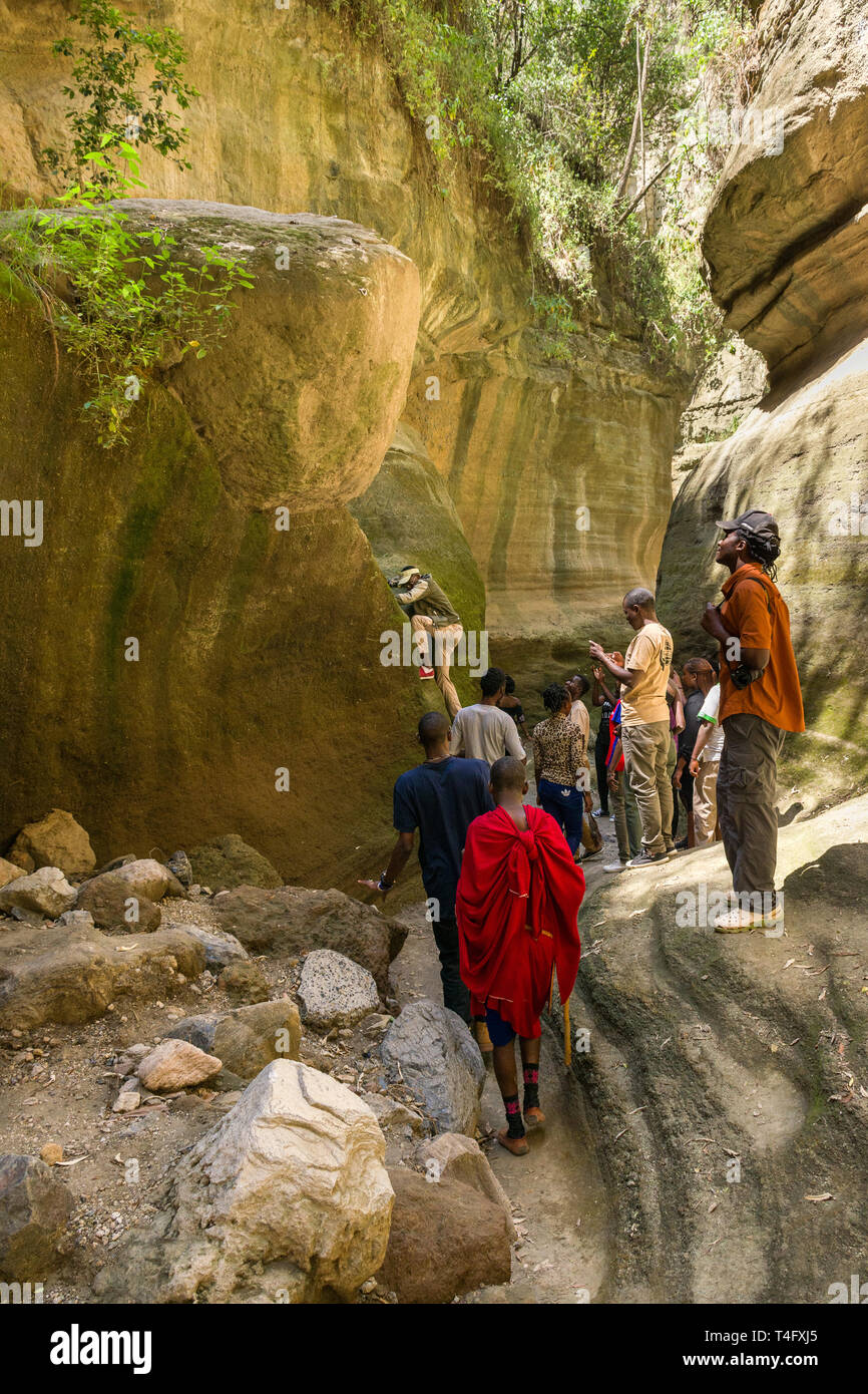 Menschen Klettern ein kurzes Seil, Ol Njorowa Gorge, Hells Gate Nationalpark, Kenia Stockfoto